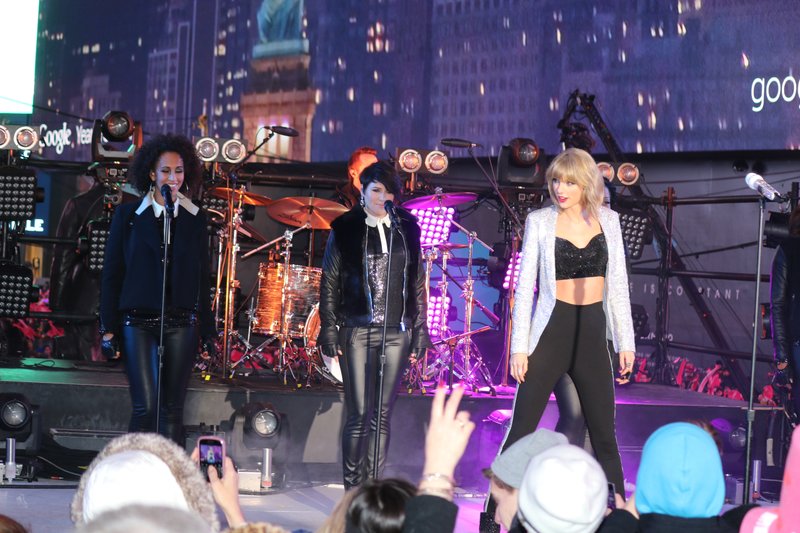 Taylor Swift at Dick Clark’s New Year’s Rockin’ Eve with Ryan Seacrest — photo 366