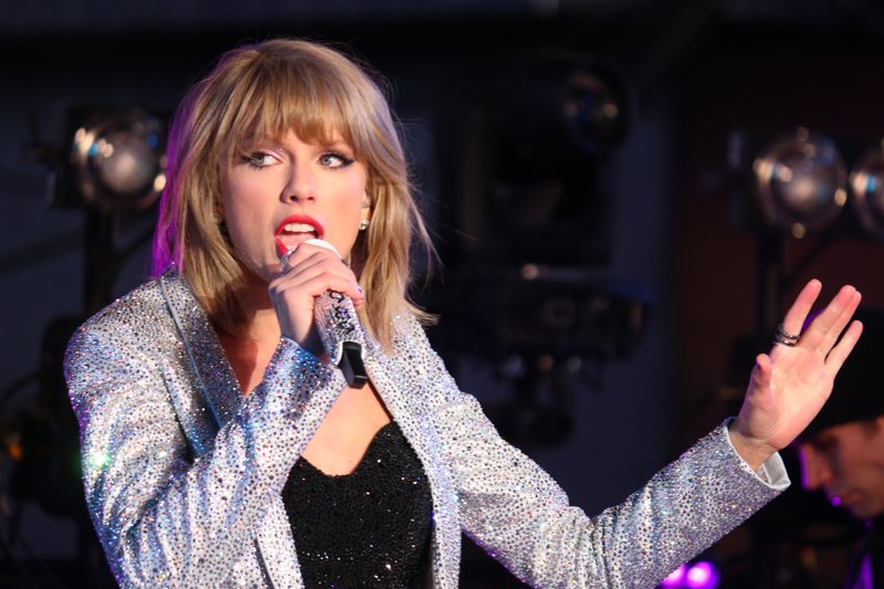 Taylor Swift at Dick Clark’s New Year’s Rockin’ Eve with Ryan Seacrest — photo 371