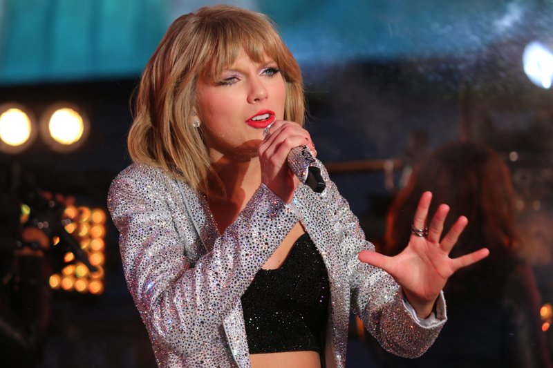 Taylor Swift at Dick Clark’s New Year’s Rockin’ Eve with Ryan Seacrest — photo 374