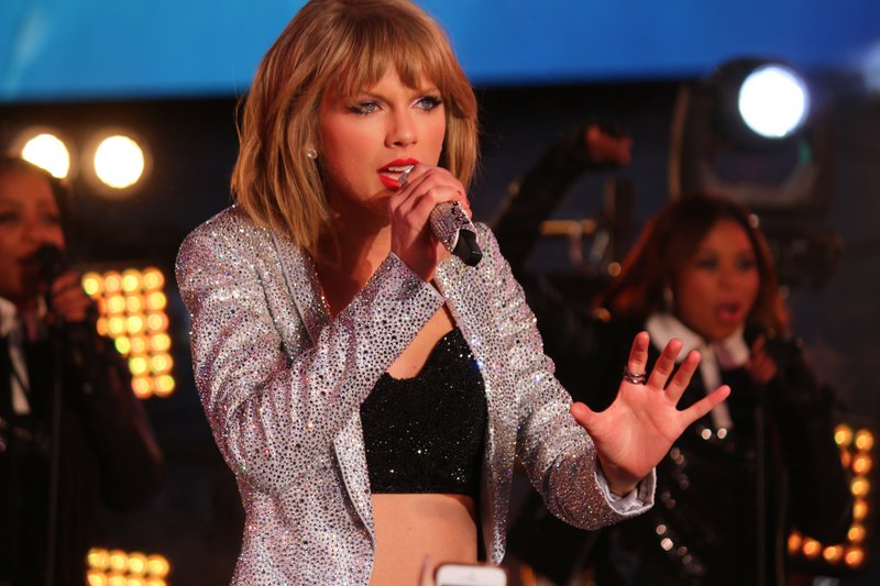 Taylor Swift at Dick Clark’s New Year’s Rockin’ Eve with Ryan Seacrest — photo 375