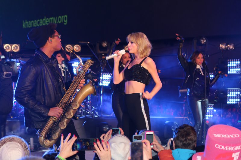 Taylor Swift at Dick Clark’s New Year’s Rockin’ Eve with Ryan Seacrest — photo 377