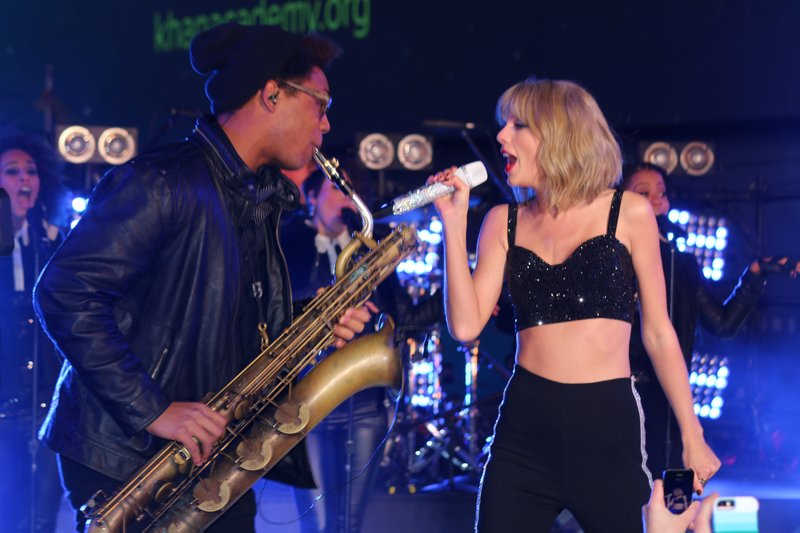 Taylor Swift at Dick Clark’s New Year’s Rockin’ Eve with Ryan Seacrest — photo 378