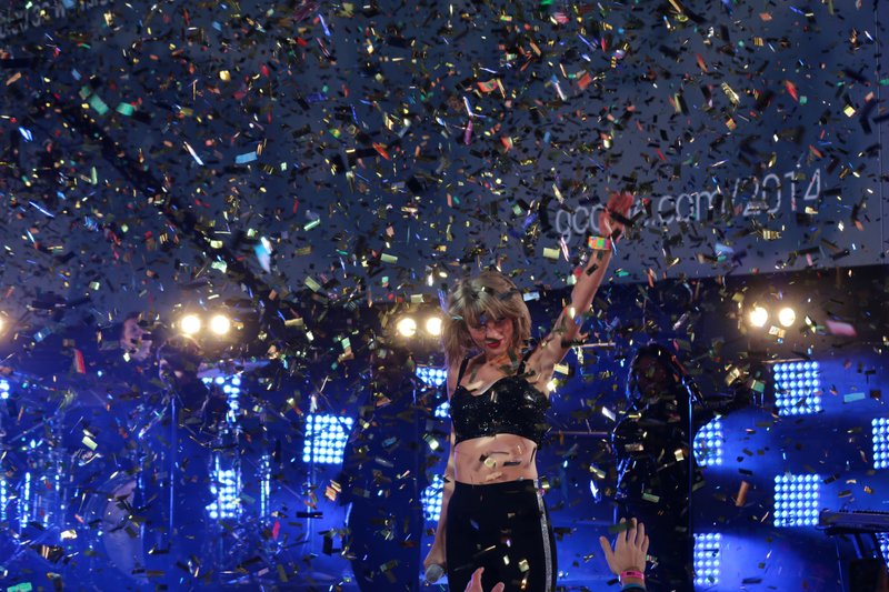 Taylor Swift at Dick Clark’s New Year’s Rockin’ Eve with Ryan Seacrest — photo 391