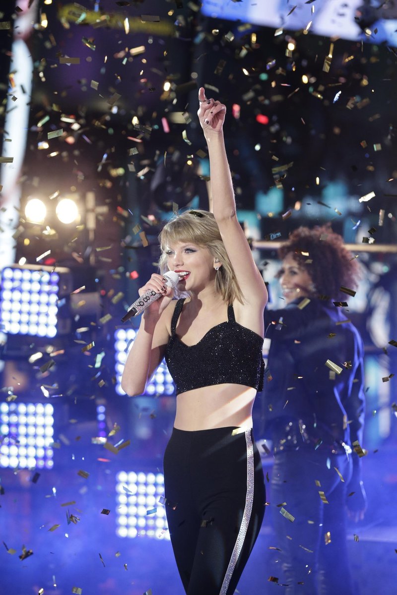 Taylor Swift at Dick Clark’s New Year’s Rockin’ Eve with Ryan Seacrest — photo 393
