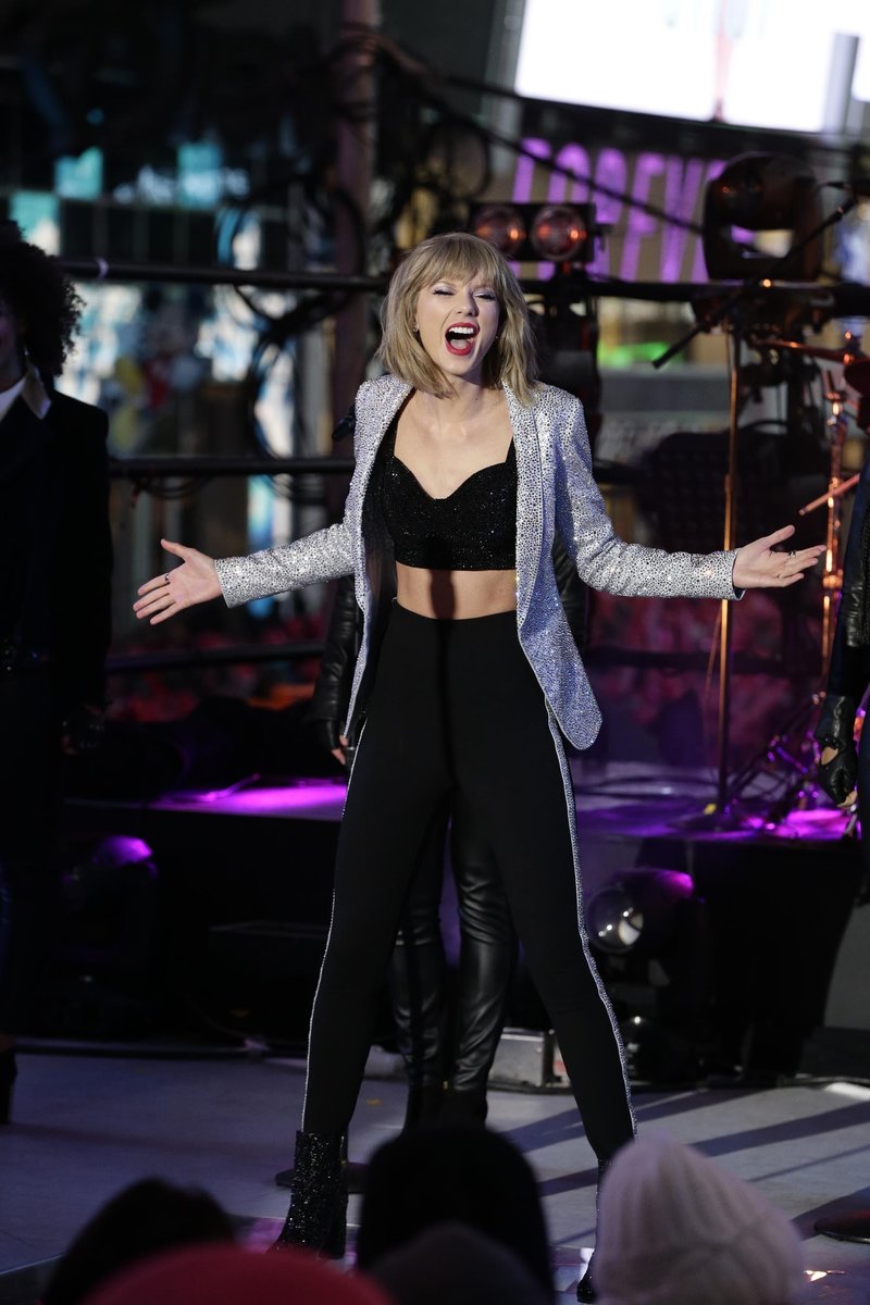 Taylor Swift at Dick Clark’s New Year’s Rockin’ Eve with Ryan Seacrest — photo 395