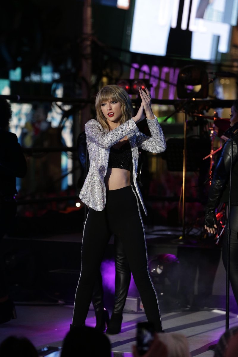 Taylor Swift at Dick Clark’s New Year’s Rockin’ Eve with Ryan Seacrest — photo 397