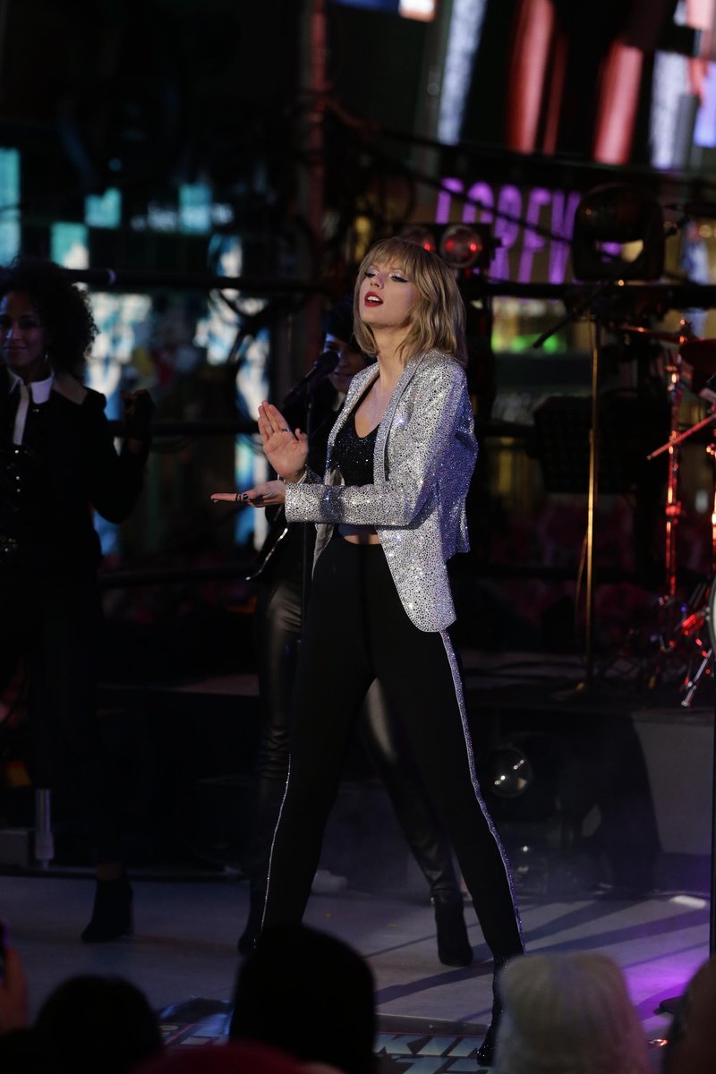 Taylor Swift at Dick Clark’s New Year’s Rockin’ Eve with Ryan Seacrest — photo 398