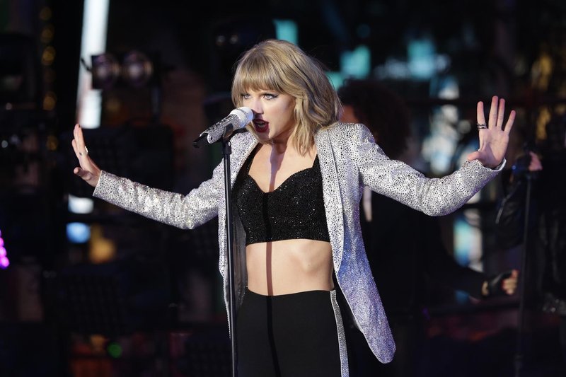 Taylor Swift at Dick Clark’s New Year’s Rockin’ Eve with Ryan Seacrest — photo 400