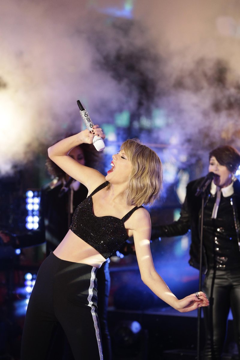 Taylor Swift at Dick Clark’s New Year’s Rockin’ Eve with Ryan Seacrest — photo 404