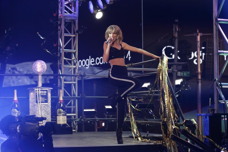Taylor Swift at Dick Clark’s New Year’s Rockin’ Eve with Ryan Seacrest — photo 411