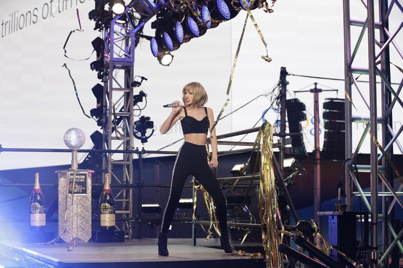Taylor Swift at Dick Clark’s New Year’s Rockin’ Eve with Ryan Seacrest — photo 417
