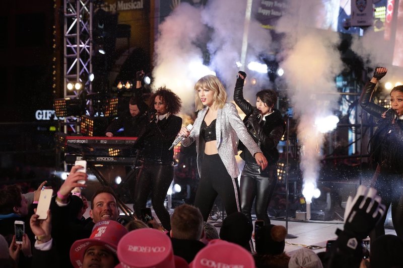 Taylor Swift at Dick Clark’s New Year’s Rockin’ Eve with Ryan Seacrest — photo 419
