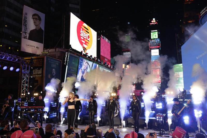Taylor Swift at Dick Clark’s New Year’s Rockin’ Eve with Ryan Seacrest — photo 421