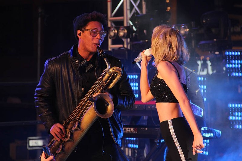 Taylor Swift at Dick Clark’s New Year’s Rockin’ Eve with Ryan Seacrest — photo 425