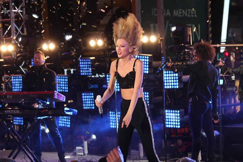 Taylor Swift at Dick Clark’s New Year’s Rockin’ Eve with Ryan Seacrest — photo 426