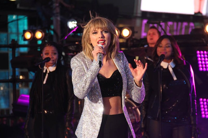 Taylor Swift at Dick Clark’s New Year’s Rockin’ Eve with Ryan Seacrest — photo 433