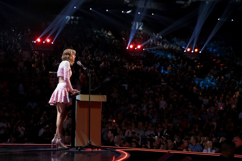 Taylor Swift at 2014 iHeartRadio Music Festival — photo 542