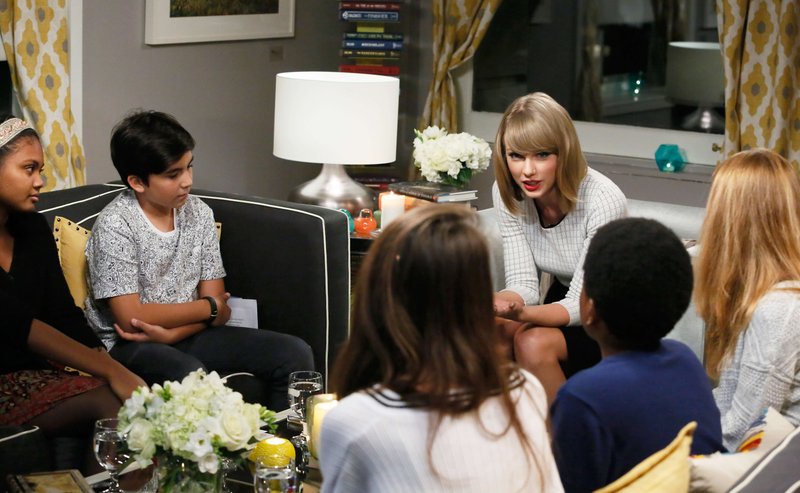 Taylor Swift at Scholastic Web Chat — photo 3