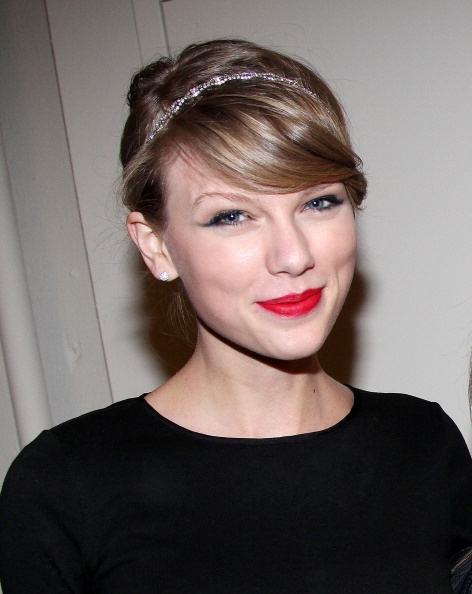 Taylor Swift at "Under My Skin" - Backstage — photo 3