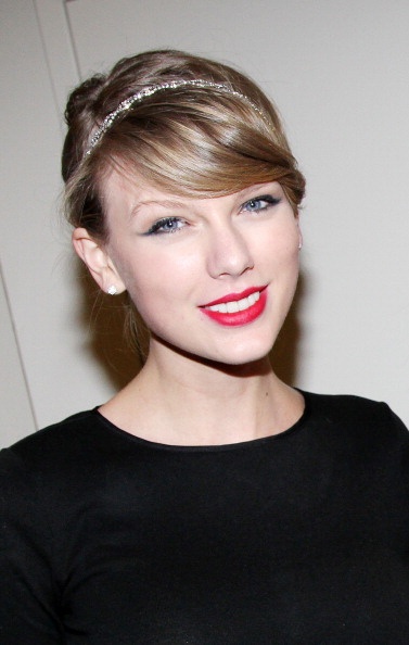 Taylor Swift at "Under My Skin" - Backstage — photo 10