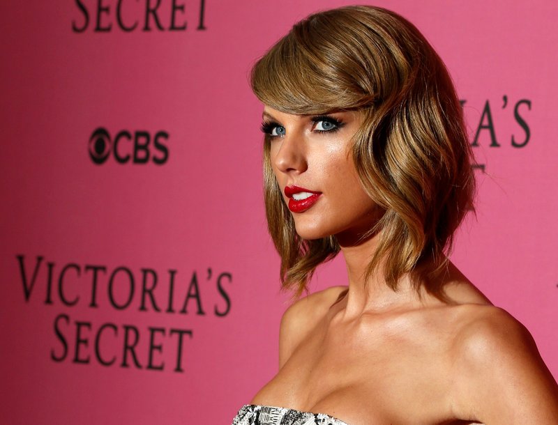 Taylor Swift at 2014 Victoria's Secret Fashion Show — photo 70