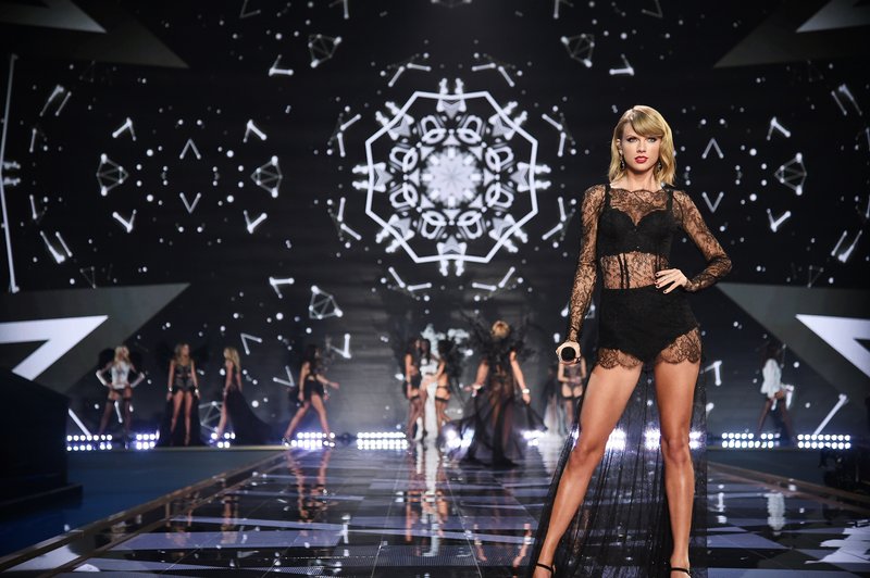 Taylor Swift at 2014 Victoria's Secret Fashion Show — photo 77