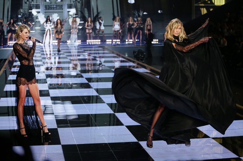 Taylor Swift at 2014 Victoria's Secret Fashion Show — photo 167