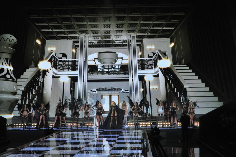 Taylor Swift at 2014 Victoria's Secret Fashion Show — photo 252