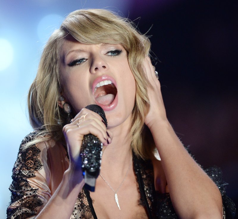 Taylor Swift at 2014 Victoria's Secret Fashion Show — photo 293