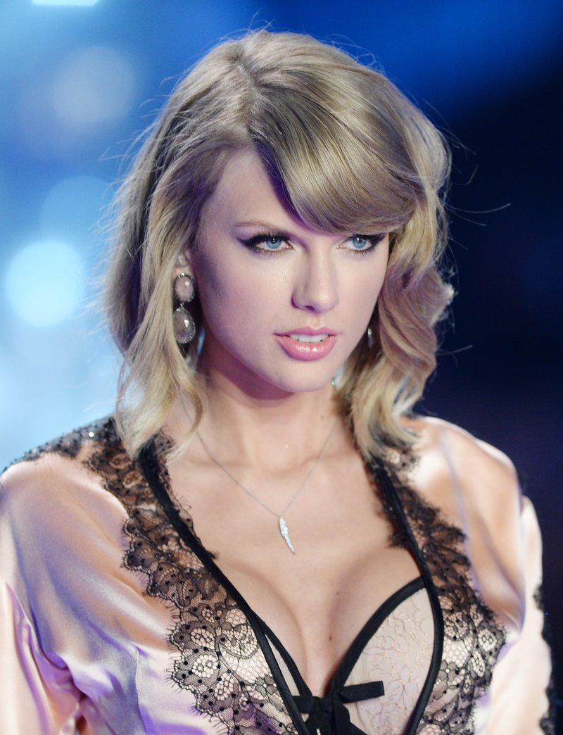 Taylor Swift at 2014 Victoria's Secret Fashion Show — photo 295
