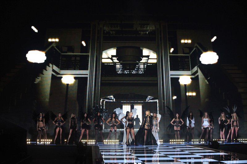 Taylor Swift at 2014 Victoria's Secret Fashion Show — photo 326