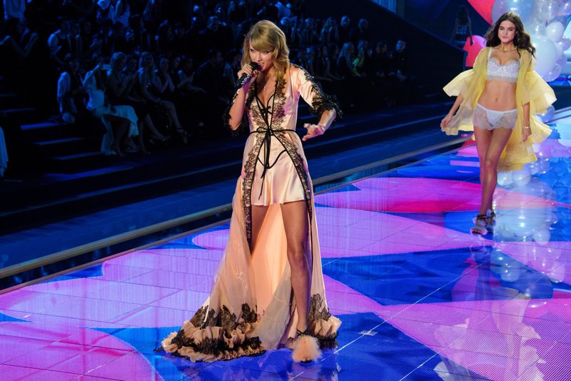 Taylor Swift at 2014 Victoria's Secret Fashion Show — photo 387