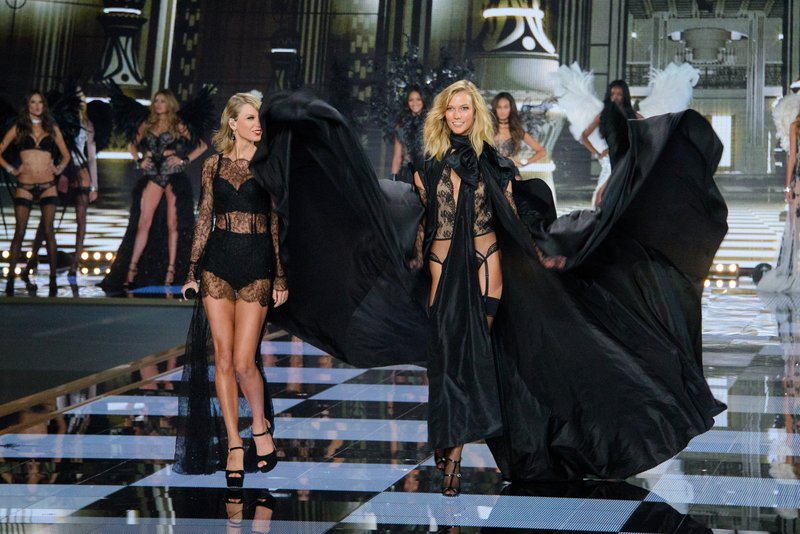 Taylor Swift at 2014 Victoria's Secret Fashion Show — photo 391