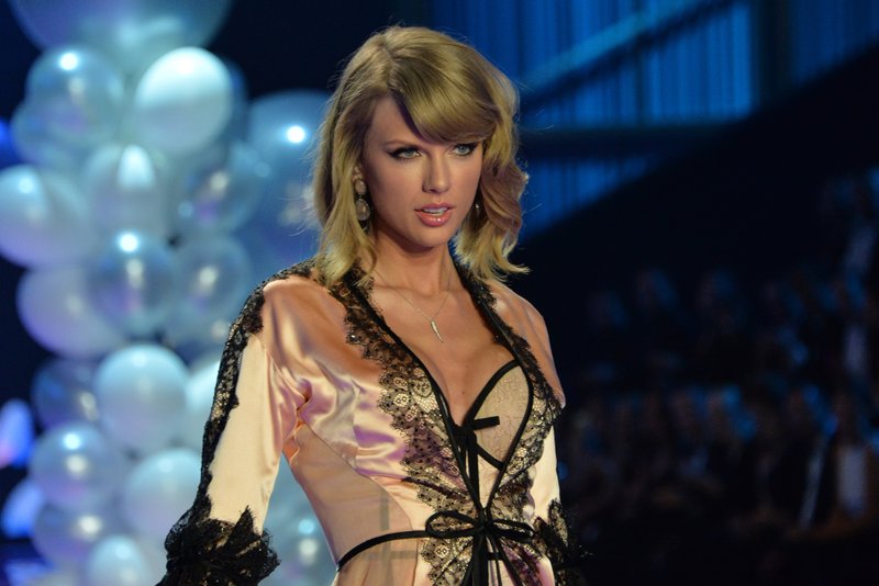Taylor Swift at 2014 Victoria's Secret Fashion Show — photo 475