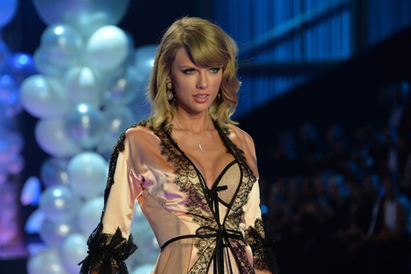 Taylor Swift at 2014 Victoria's Secret Fashion Show — photo 476