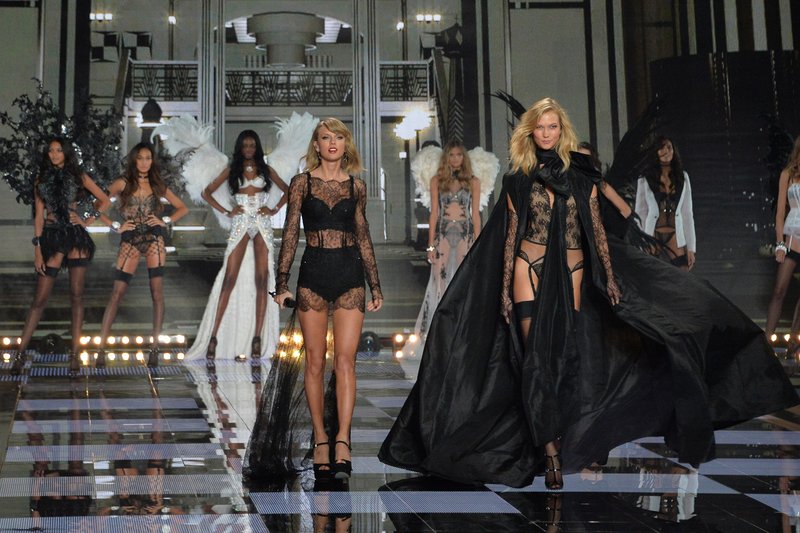 Taylor Swift at 2014 Victoria's Secret Fashion Show — photo 491