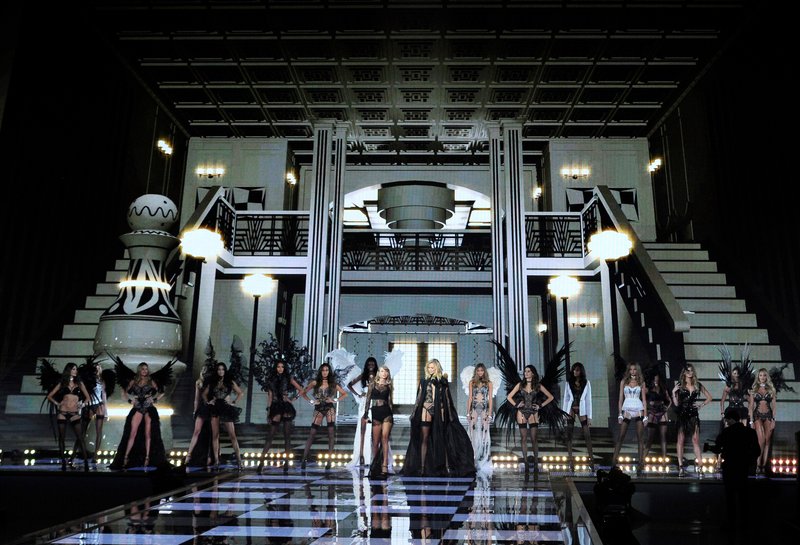 Taylor Swift at 2014 Victoria's Secret Fashion Show — photo 492