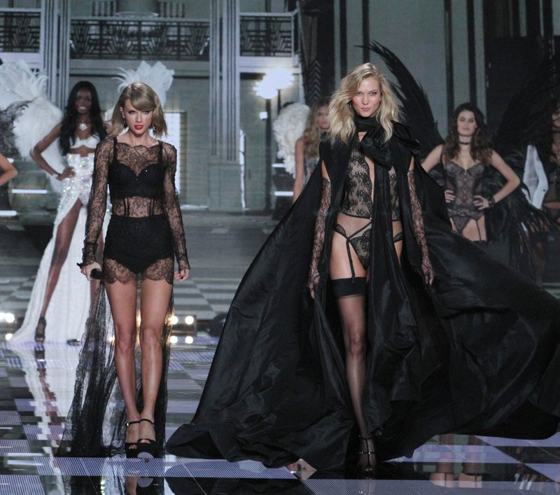 Taylor Swift at 2014 Victoria's Secret Fashion Show — photo 577