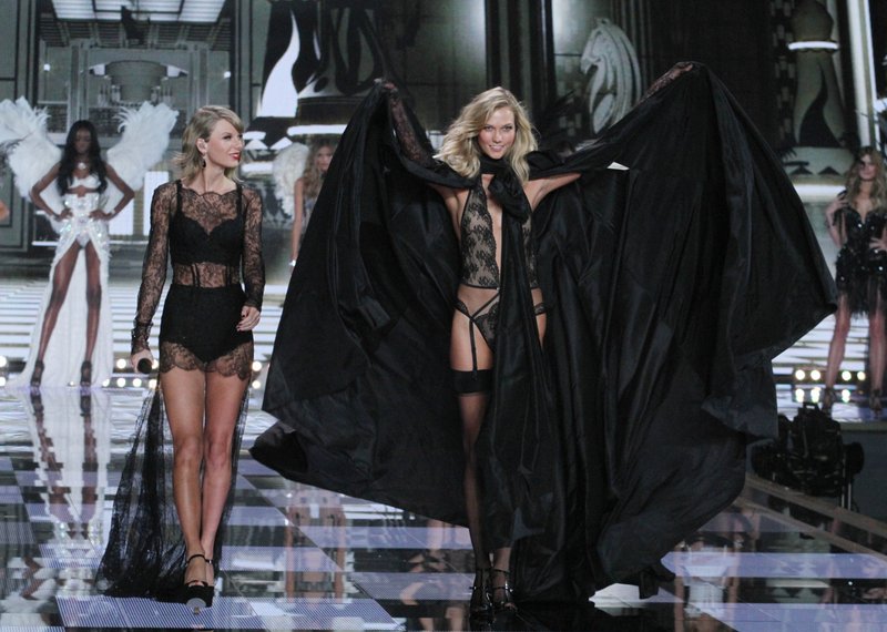 Taylor Swift at 2014 Victoria's Secret Fashion Show — photo 579