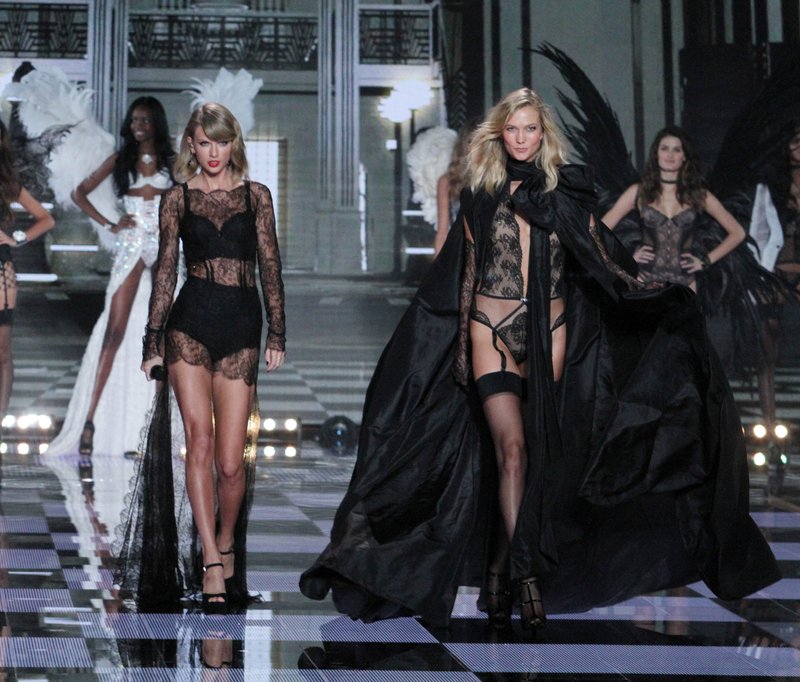 Taylor Swift at 2014 Victoria's Secret Fashion Show — photo 580