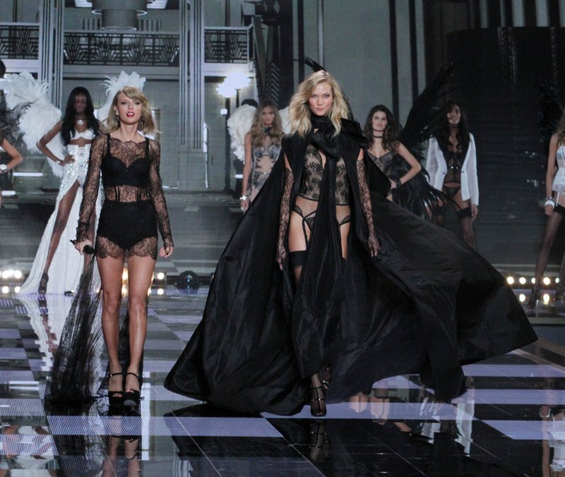 Taylor Swift at 2014 Victoria's Secret Fashion Show — photo 581