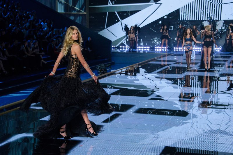 Taylor Swift at 2014 Victoria's Secret Fashion Show — photo 609