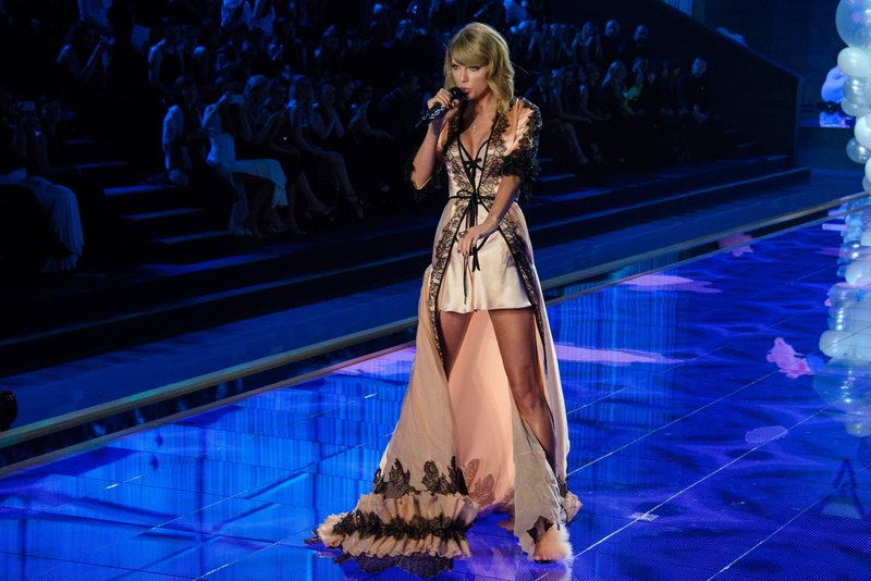 Taylor Swift at 2014 Victoria's Secret Fashion Show — photo 635