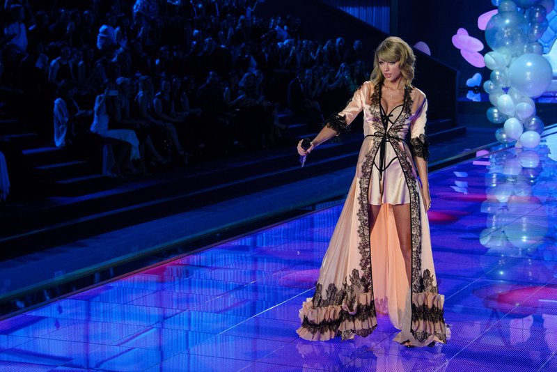 Taylor Swift at 2014 Victoria's Secret Fashion Show — photo 641