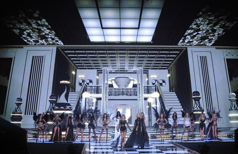 Taylor Swift at 2014 Victoria's Secret Fashion Show — photo 662