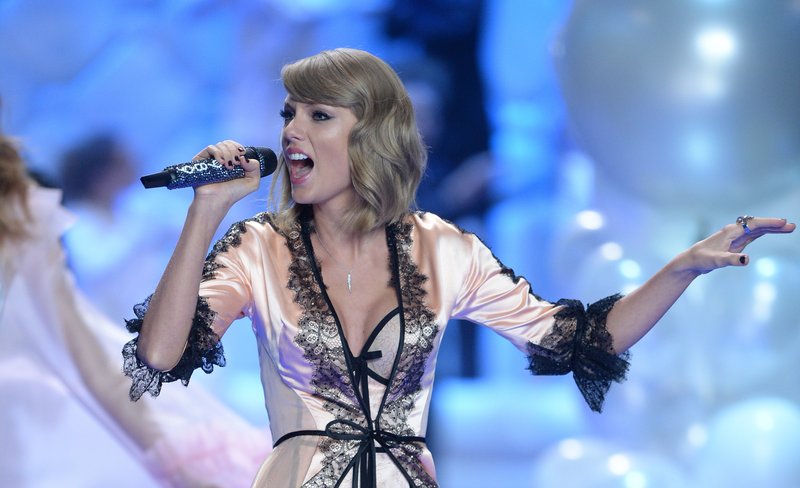 Taylor Swift at 2014 Victoria's Secret Fashion Show — photo 684