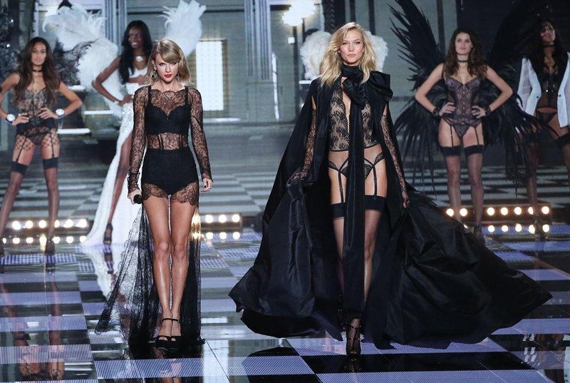Taylor Swift at 2014 Victoria's Secret Fashion Show — photo 805
