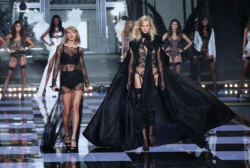 Taylor Swift at 2014 Victoria's Secret Fashion Show — photo 806