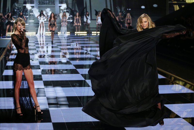 Taylor Swift at 2014 Victoria's Secret Fashion Show — photo 809