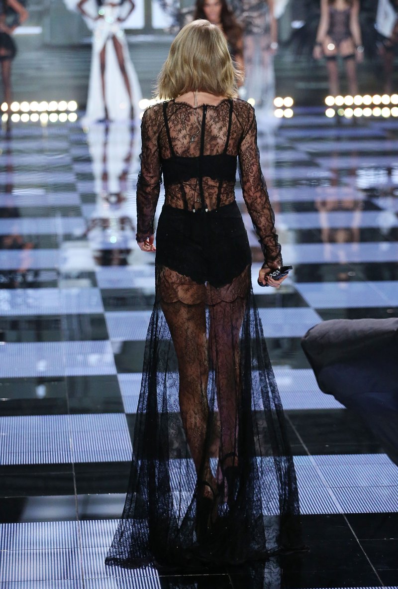 Taylor Swift at 2014 Victoria's Secret Fashion Show — photo 810
